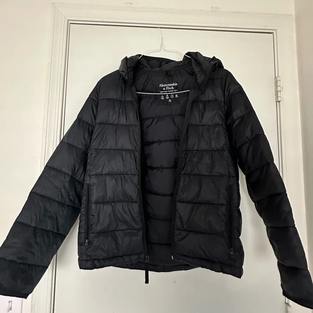 Abercrombie & Fitch Lightweight Packable Puffer Removable Hood in Black Medium - Picture 3 of 8